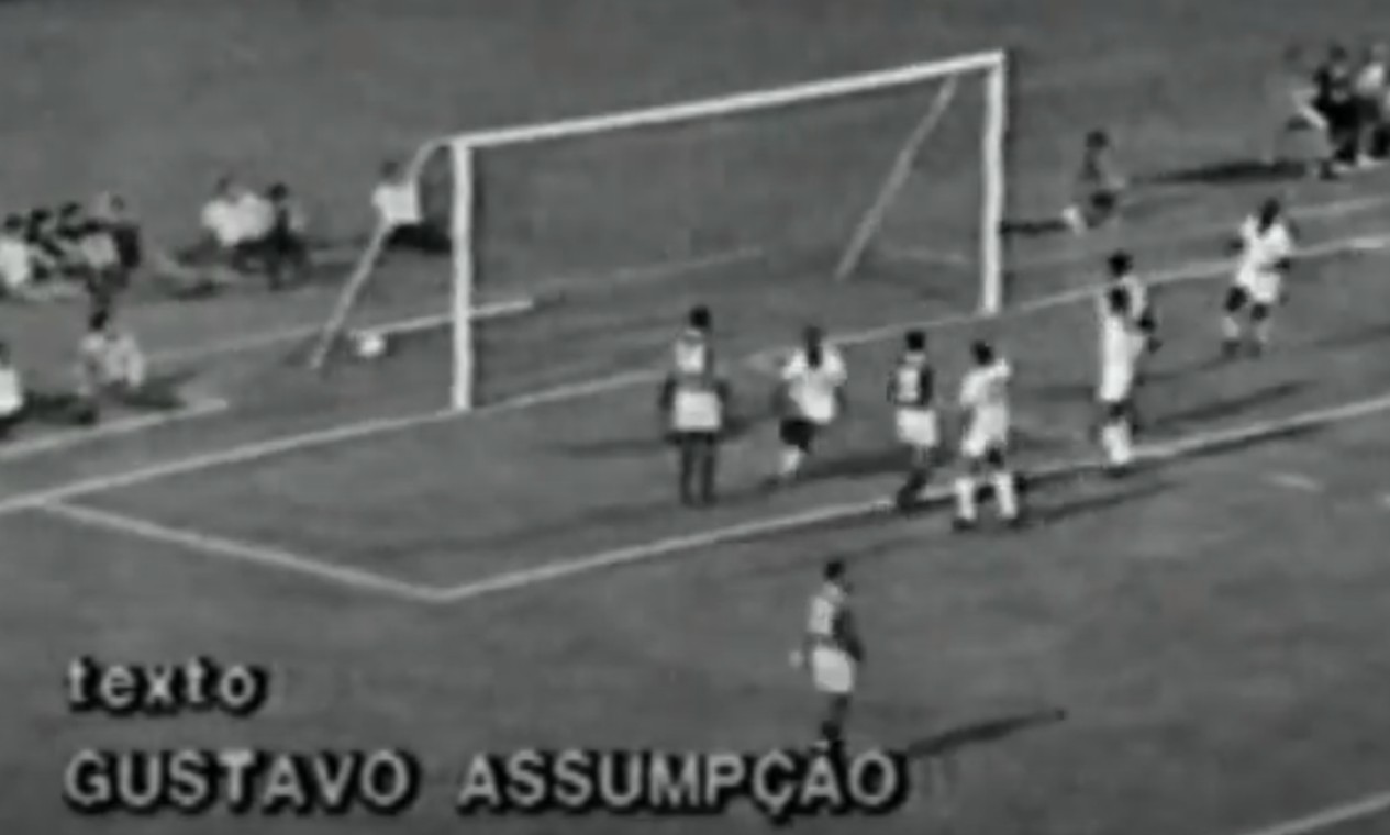 Flavio Minuano comemora segundo gol do Fluminense na vitória por 2 a 0 sobre o Palmeiras, em 1971 Foto: Reprodução/Youtube