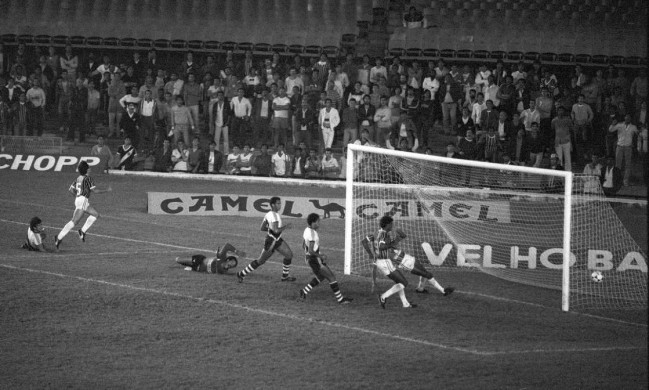 Em clássico contra o Vasco, Flu empatou em 3 a 3 na estreia, em 1985 Foto: Sebastião Marinho / Agência O Globo