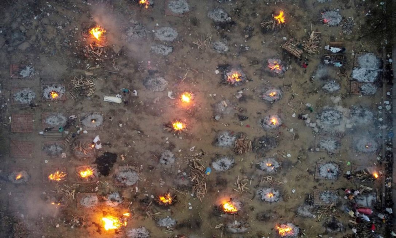 Imagem aérea mostra terreno usado para cremação em massa de vítimas da COVID-19, em Nova Delhi Foto: Danish Siddiqui / REUTERS