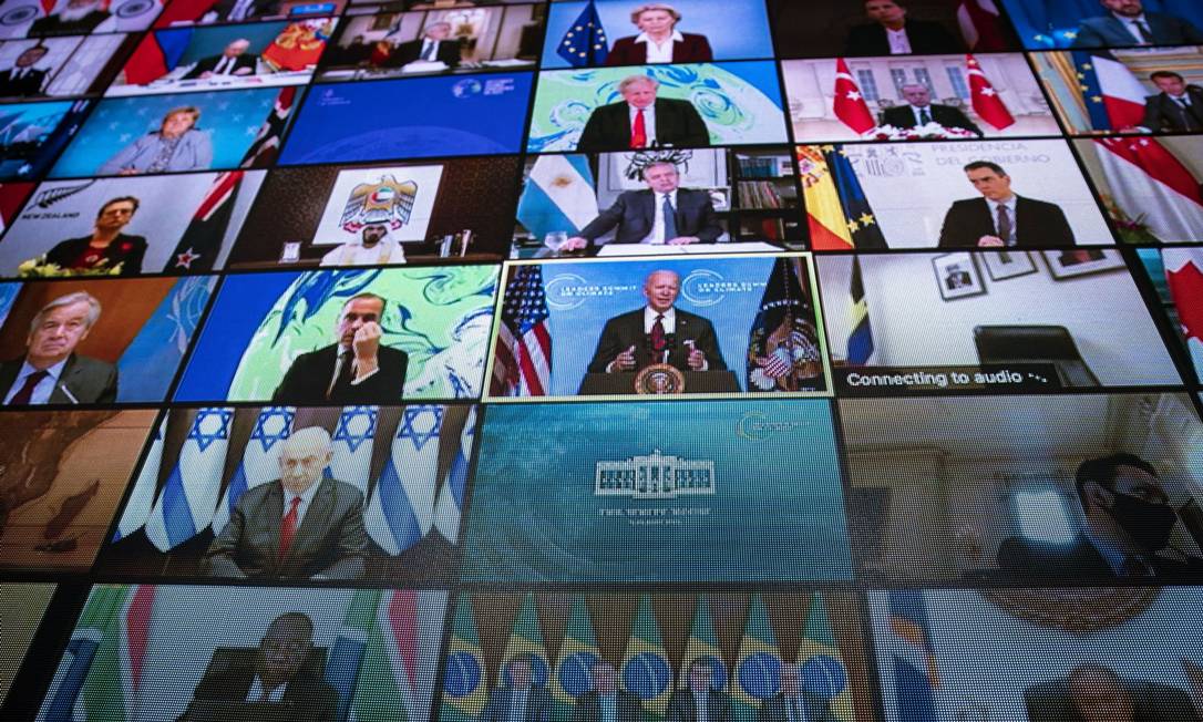 Monitor de vídeo mostra o presidente dos EUA, Joe Biden (centro), discursando virtualmente na Cúpula de Líderes sobre o Clima, enquanto outros dirigentes mundiais observam Foto: Al Drago / Bloomberg