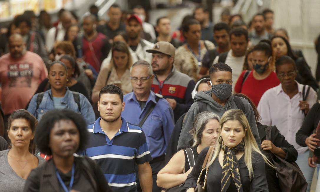 Negacionismo: no desembarque na estação das barcas da Praça XV, passageiros que vieram de Niterói: apesar da aglomeração, poucos usam máscara Foto: Gabriel de Paiva / Agência O Globo