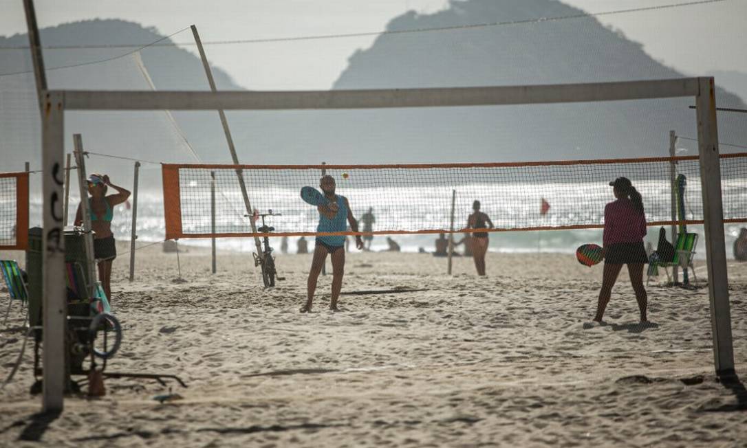 Atividades esportivas na orla: apenas quatro pessoas podem participar pelas novas regras da prefeitura do Rio Foto: Agência O Globo