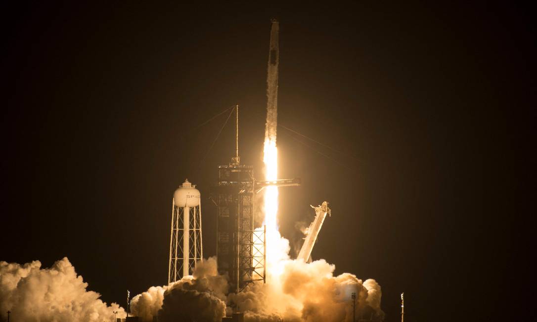 Imagem da Nasa mostra um foguete SpaceX Falcon 9, transportando os astronautas da missão Crew-2, decolando do complexo de lançamento 39A no Centro Espacial Kennedy na Flórida, em 23 de abril de 2021 Foto: AUBREY GEMIGNANI/ NASA / Via AFP