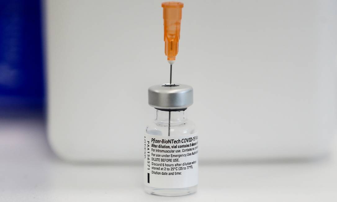 Frasco da vacina contra a Covid-19 da Pfizer/BioNTech Foto: CAGLA GURDOGAN / REUTERS