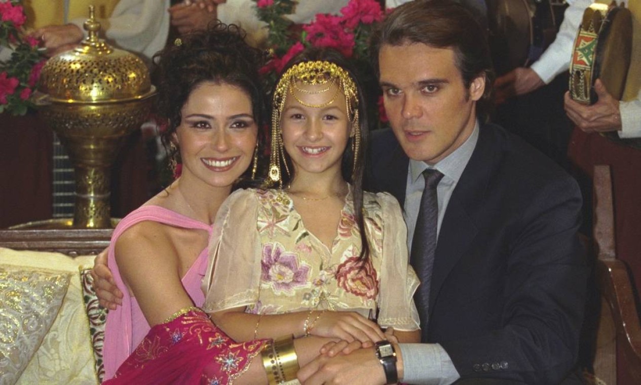 Gravação da novela "O Clone" com Giovanna Antonelli, Dalton Vigh e Carla Diaz, que era filha do casal na ficção Foto: agora é / TV Globo
