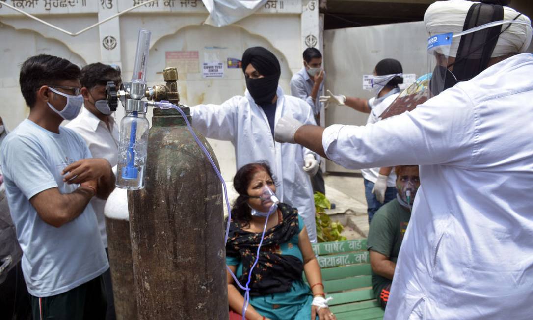 Paciente recebe oxigênio em frente a um hospital na Índia Foto: Hindustan Times / Hindustan Times via Getty Images