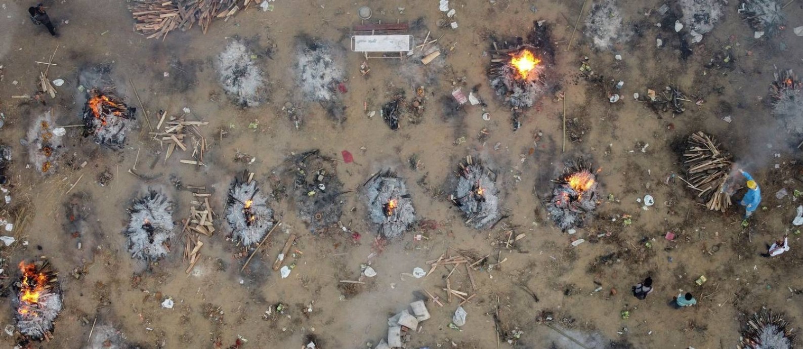 Cremação em massa de vítimas da Covid-19 em Nova Delhi Foto: DANISH SIDDIQUI / REUTERS