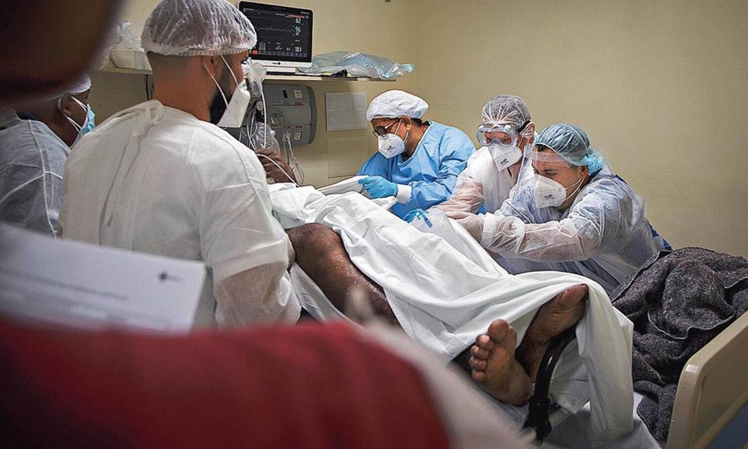 Paciente com Covid-19 é atendido pelo Time de Resposta Rápida do Hospital Municipal Ronaldo Gazolla, referência no Rio para a doença Foto: Márcia Foletto