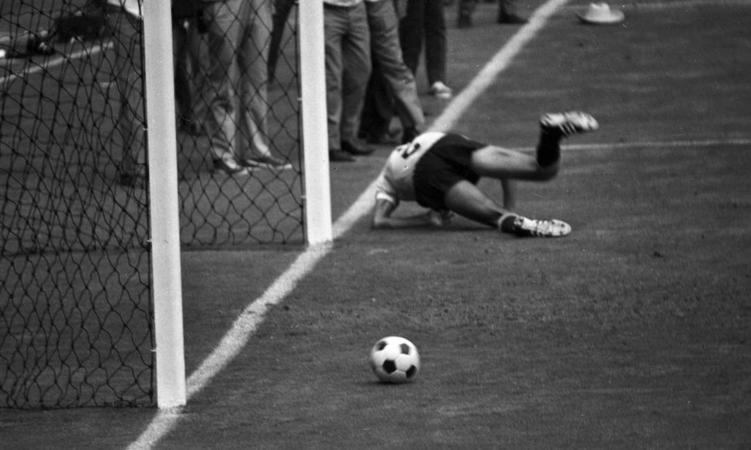 Jogada que ficou eternizada: Pelé dá um corta-luz no goleiro uruguaio Mazurkiewicz, pega a bola do outro lado e chuta para fora Foto: Arquivo O GLOBO