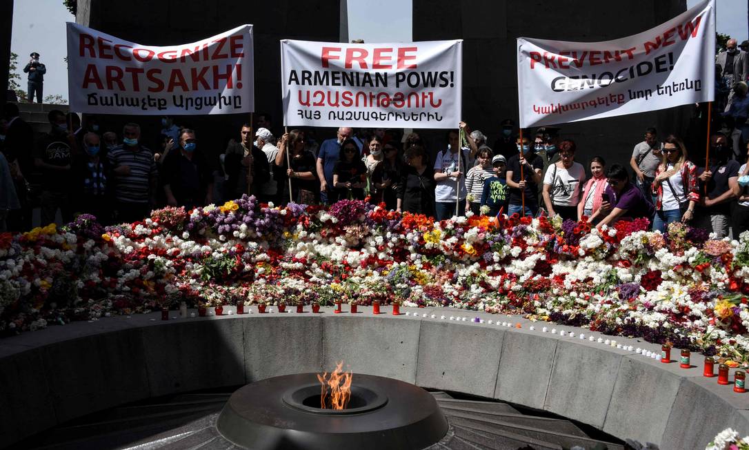 Pessoas comparecem a cerimônia em Ierevan, capital da Armênia, que marcou neste sábado o 106º aniversário do massacre de armênios pelo Império Otomano Foto: KAREN MINASYAN / AFP