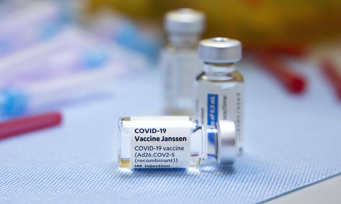 Frascos da vacina contra a Covid-19 de dose única da Johnson & Johnson Foto: RAMON VAN FLYMEN / AFP