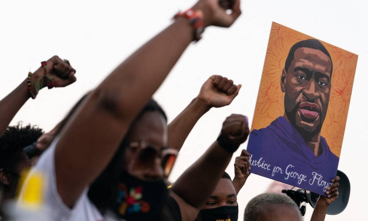 Nos EUA, manifestantes comemoram, em Atlanta, Geórgia, a condenação de Derek Chauvin, ex-policial de Minneapolis, responsável pelo assassinato do afro-americano George Floyd, em maio de 2020 Foto: ELIJAH NOUVELAGE / AFP