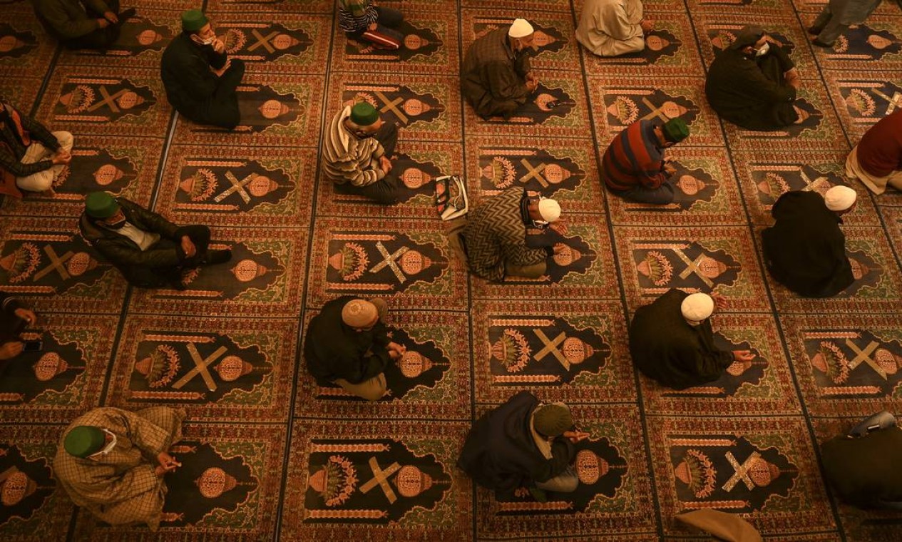 Devotos muçulmanos fazem orações mantendo distância social em uma mesquita em Srinagar Foto: TAUSEEF MUSTAFA / AFP
