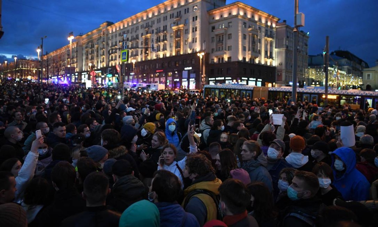 Manifestantes participam de protesto em apoio ao líder preso da oposição ao Kremlin, Alexei Navalny, em Moscou Foto: NATALIA KOLESNIKOVA / AFP