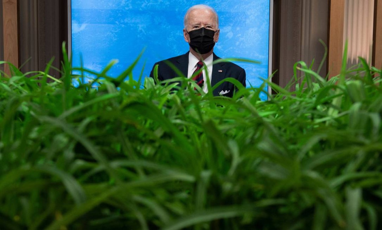 O presidente dos EUA, Joe Biden, durante uma cúpula virtual sobre mudança climática, na Casa Branca, em Washington Foto: BRENDAN SMIALOWSKI / AFP