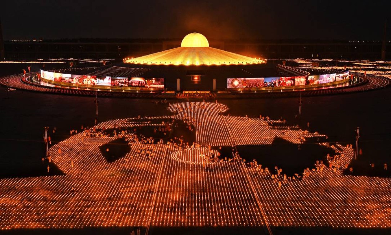 Monges budistas e devotos acendem 330 mil velas na tentativa de quebrar o Recorde Mundial durante as celebrações do Dia da Terra, nos arredores de Bangkok, Tailândia Foto: LILLIAN SUWANRUMPHA / AFP
