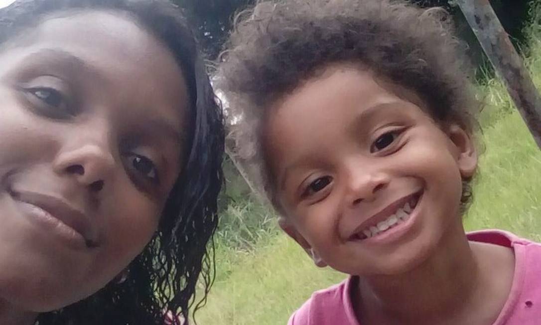 Gilmara Oliveira de Farias, de 27 anos, com a filha Ketelen Vitória Oliveira da Rocha, de 6, em foto nas redes sociais. Foto: Reprodução / Facebook