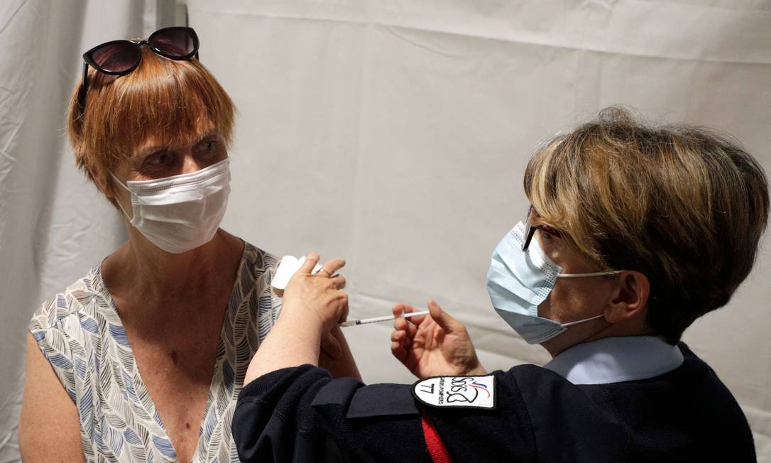 Mulher recebe dose da vacina contra a Covid-19 na França Foto: GEOFFROY VAN DER HASSELT / AFP