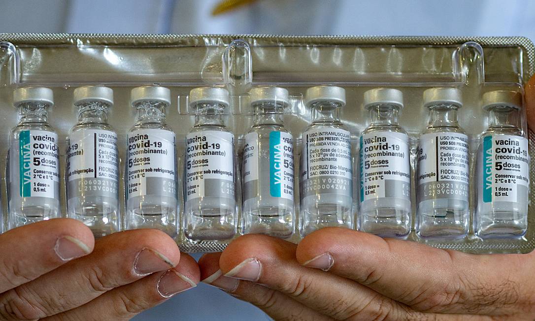Vacina fabricada pela Fiocruz em parceria com a farmacêutica Astrazeneca e a Universidade de Oxford Foto: Fotoarena / Agência O Globo