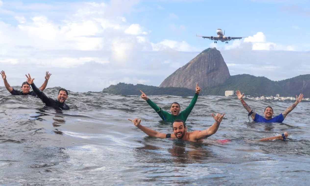 Surfistas na água na cabeceira do Aeroporto Santos Dumont Foto: Fernando Zerodoiszoom/Divulgação