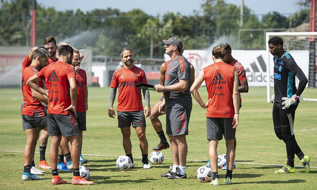 Ceni orienta jogadores em treinamento neste domingo Foto: Divulgação Flamengo
