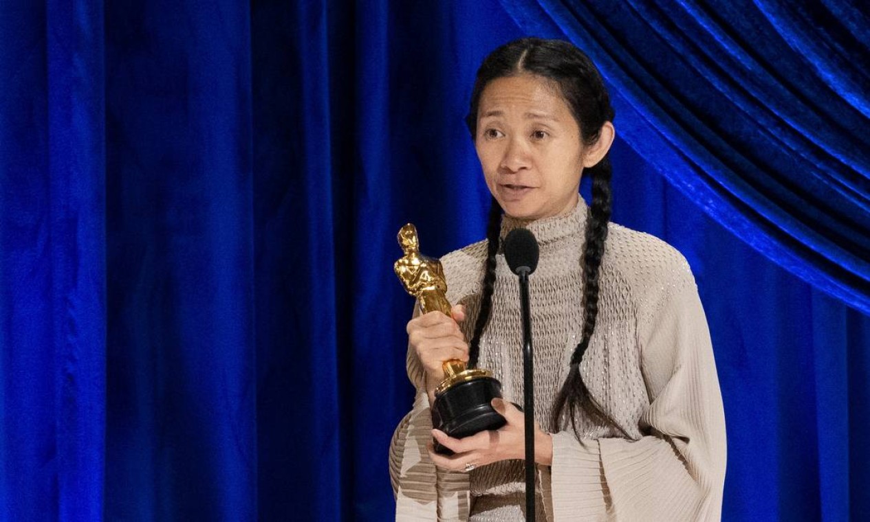 Chloé Zhao confirmou as expectativas e levou o prêmio de melhor diração pelo filme "Nomadland". É a primeira mulher não branca a levar a estatueta Foto: A.M.P.A.S / via REUTERS