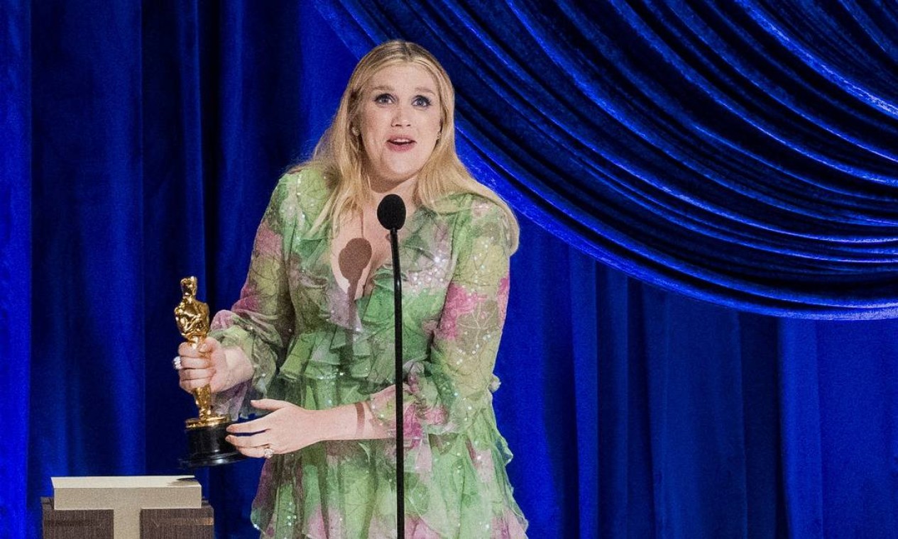 Primeira premiada da noite, Emerald Fennell, vencedora da estatueta de melhor roteiro original com "Bela Vingança" Foto: A.M.P.A.S / via REUTERS