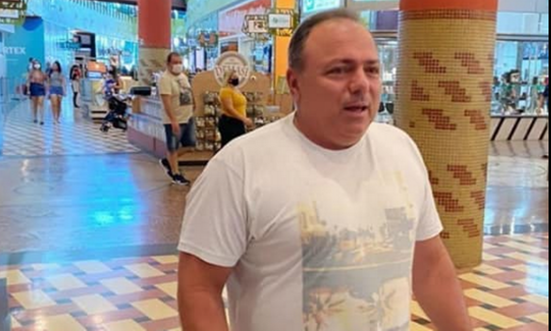 Ex-ministro da Saúde, Eduardo Pazuello estava sem máscara em shopping de Manaus Foto: Reprodução/Instagram