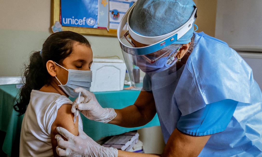 Em 2 de julho de 2020, na Venezuela, menina de 10 anos é vacinada em um centro de saúdeno estado de Bolívar, onde o UNICEF distribui vacinas para poliomielite, febre amarela, toxóide tetânico e BCG para tuberculose. Foto: © UNICEF/UNI347498/Urdaneta