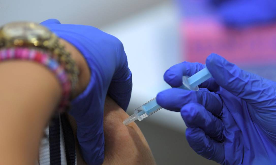 Mulher recebe dose da vacina AstraZeneca contra Covid-19 em Barcelona, Espanha Foto: LLUIS GENE / AFP