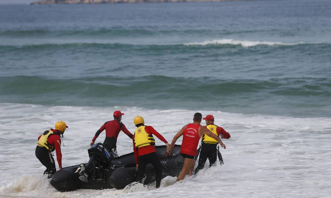 Bombeiros fazem buscas na Praia da Barra para encontrar tenente desaparecido na Praia da Barra da Tijuca Foto: Roberto Moreyra / O Globo