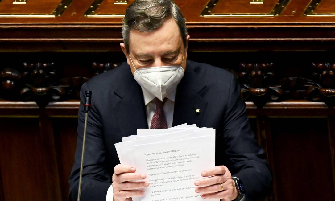 O primeiro-ministro italiano, Mario Draghi, apresenta plano bilionário de recuperação econômica ao Parlamento Foto: POOL / REUTERS