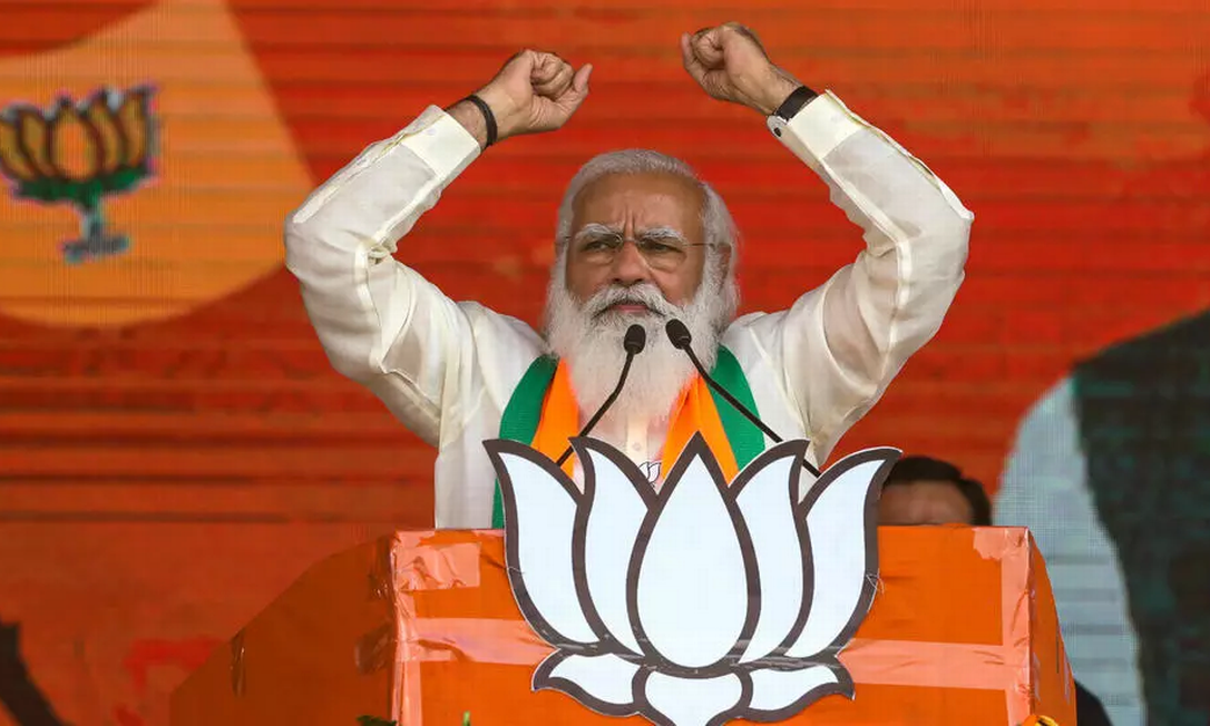 O primeiro-ministro indiano Narendra Modi durante um discurso antes das eleições estaduais de Bengala Ocidental, em Calcutá, Índia, em 7 de março de 2021 Foto: AP - Bikas Das
