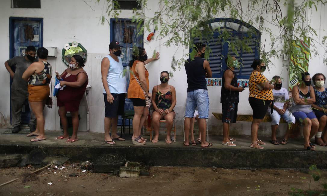 No Quilombo Kilombá, em Magé (RJ), moradores aguardam para receber dose da vacina contra a Covid-19 Foto: PILAR OLIVARES / REUTERS