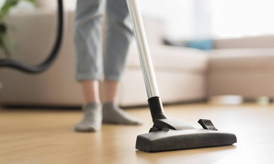 Existem tarefas que são obrigatórias em qualquer limpeza e alguns eletrodomésticos,como o aspirador de pó, podem facilitar muito a sua vida. Foto: Freepik/Creative Commons