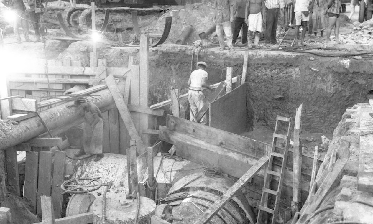 Obras da ainda Companhia Estadual de Águas da Guanabara (Cedag), empresa que antecedeu a Cedae. Foto: Arquivo / Agência O Globo - 19/01/1966
