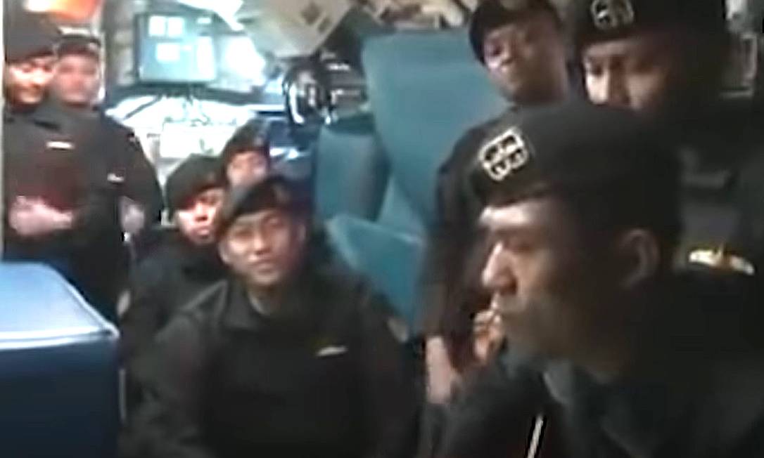 Tripulantes de submarino indonésio que naufragou gravaram vídeo com canção de despedida Foto: Reprodução de vídeo