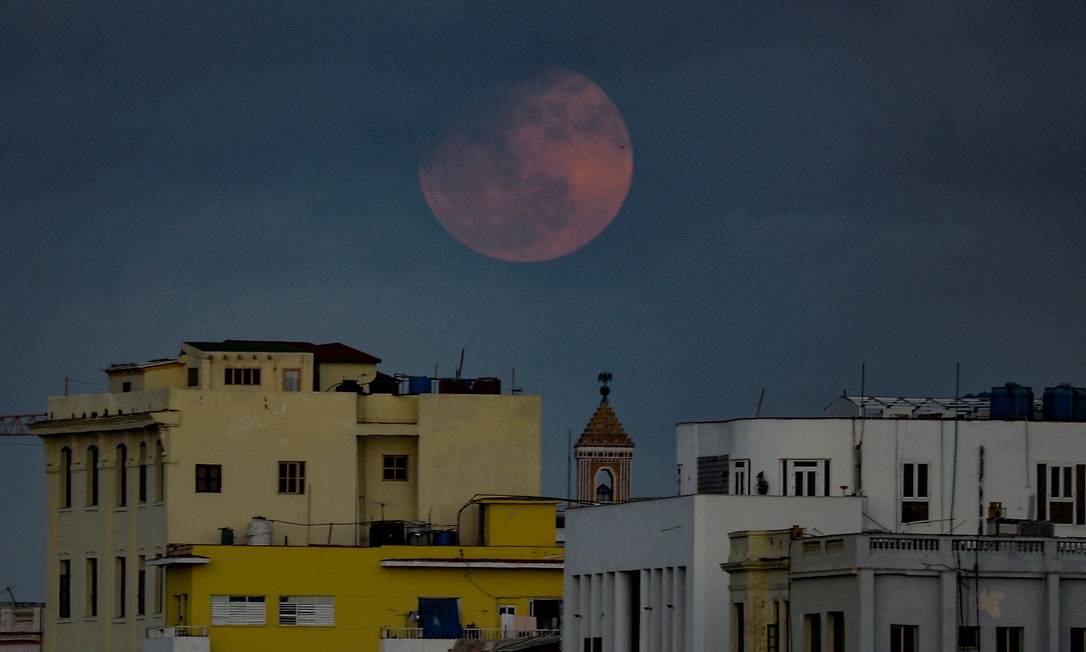 & # 034;  Super pink moon & # 034;  Full view of buildings in Havana, the capital of Cuba.Photo: YAMIL LAGE / AFP