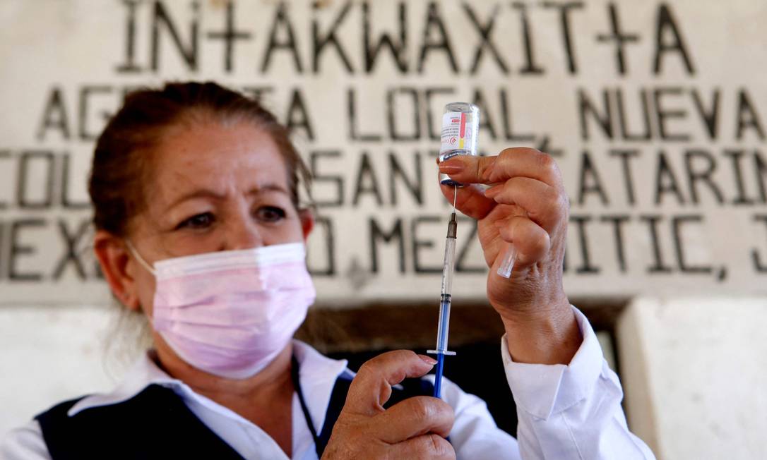 Uma enfermeira prepara uma dose da vacina COVID-19 da CanSino Biologics, no centro de vacinação instalado na cidade de Nuevo Colonia, em Mezquitic, estado de Jalisco, México Foto: ULISES RUIZ / AFP