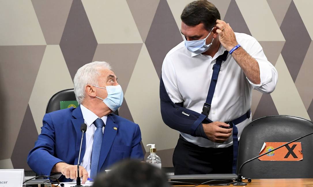 Senadores Otto Alencar (PSD-BA) e Flávio Bolsonaro (Republicanos-RJ) conversam durante primeira sessão da CPI da Covid Foto: Jefferson Rudy / Agência O Globo - 27/04/2021