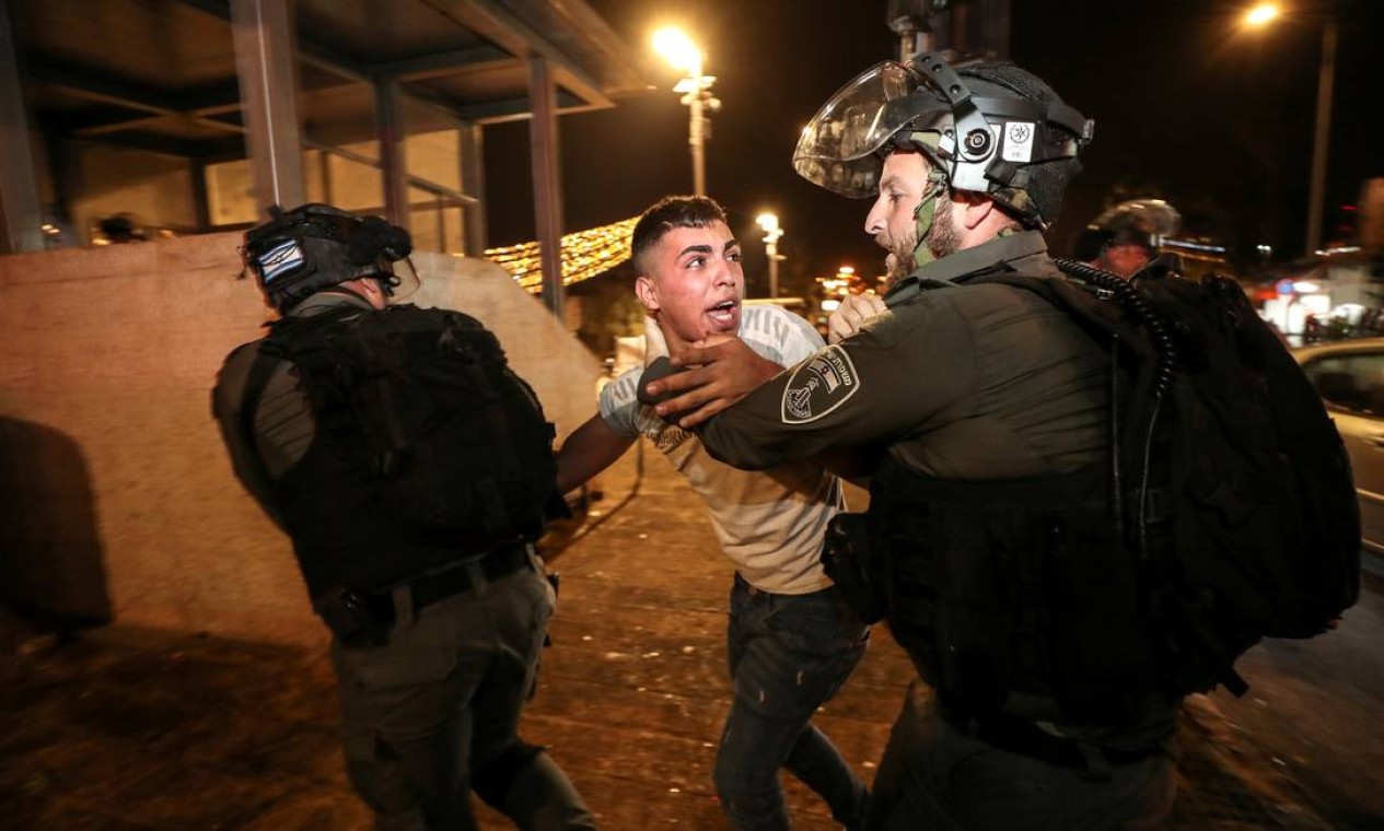 A polícia israelense detém um palestino na Cidade Velha de Jerusalém durante confrontos, durante o mês de jejum sagrado muçulmano do Ramadã continua, em Jerusalém Foto: AMMAR AWAD / REUTERS - 25/04/2021