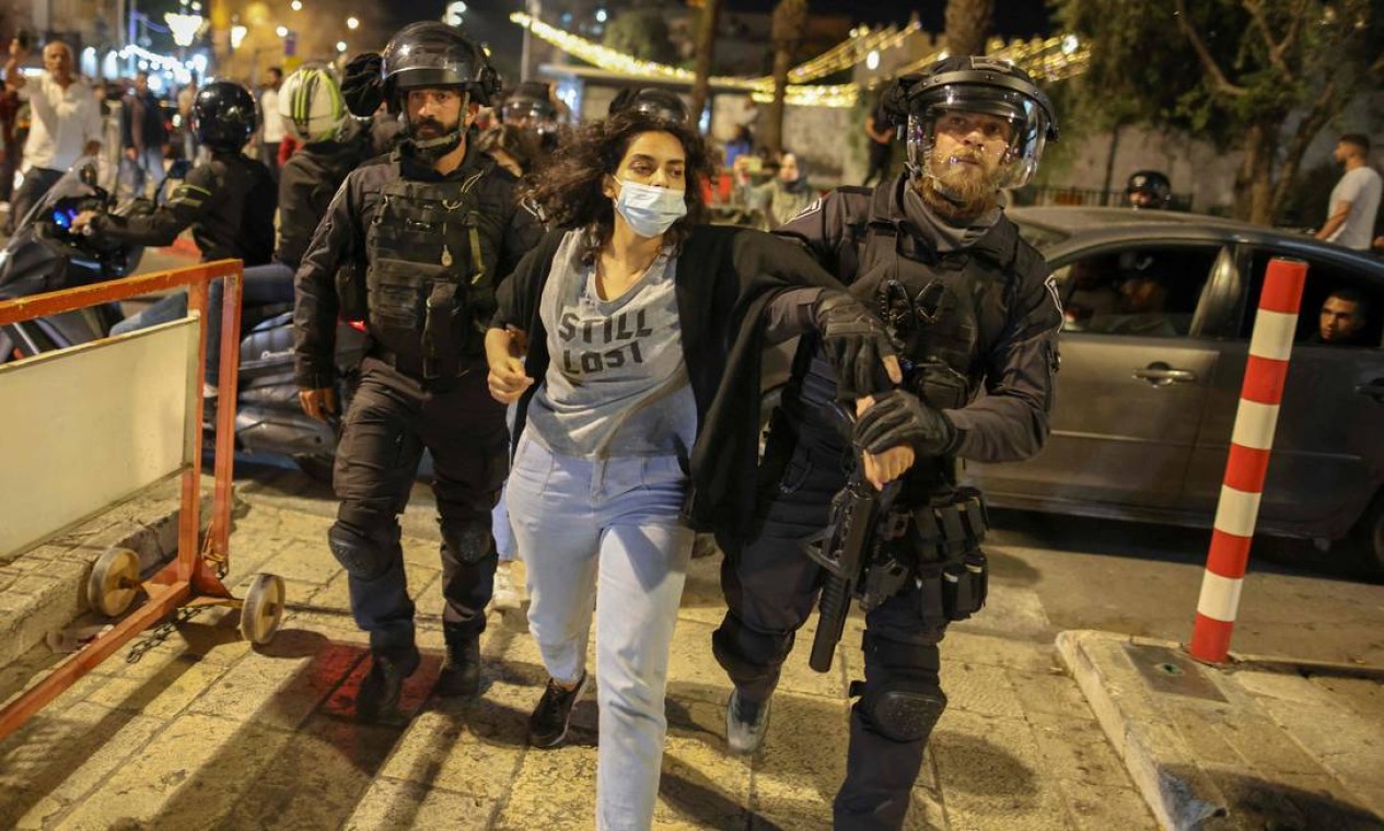 Policiais israelenses prendem um manifestante palestino próximo ao Portão de Damasco, na Cidade Velha de Jerusalém Foto: AHMAD GHARABLI / AFP