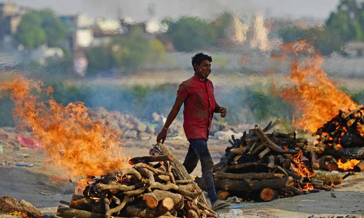 Corpos de vítimas de Covid-19 são cremados ao ar livre em Allahabad, na Índia Foto: SANJAY KANOJIA / AFP
