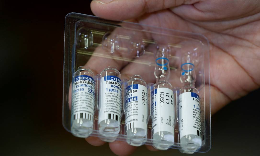 Técnico russo mostra pacote com ampolas da vacina Sputnik V contra a Covid-19 Foto: AKHTAR SOOMRO / REUTERS