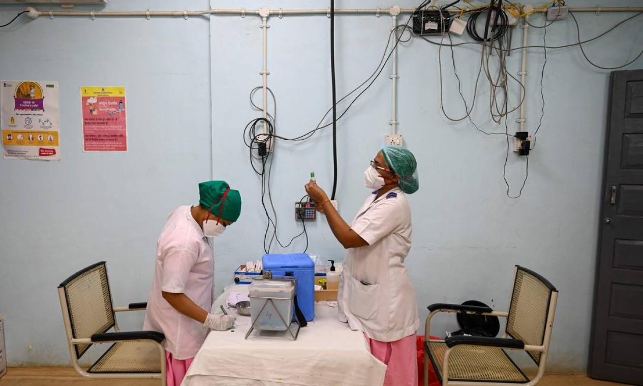 Profissional de saúde prepara uma dose de Covishield, vacina contra coronavírus Covid-19 da AstraZeneca-Oxford, em um centro de vacinação do Hospital Rajawadi em Mumbai Foto: PUNIT PARANJPE / AFP