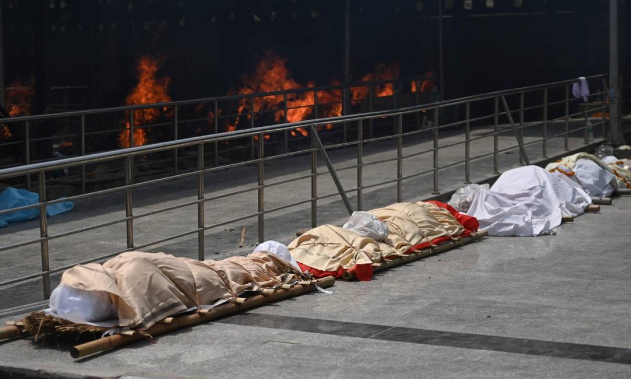 Corpos de vítimas da Covid-19 estão alinhados antes da cremação coletiva em Nova Delhi Foto: MONEY SHARMA / AFP