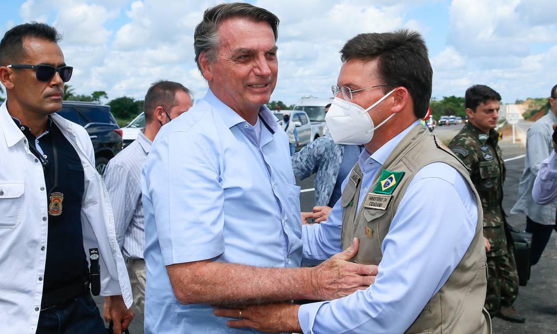 O presidente Jair Bolsonaro e o ministro da Cidadania, João Roma, durante visita a Conceição do Jacuípe (BA) Foto: Isac Nóbrega/Presidência/26-04-2021