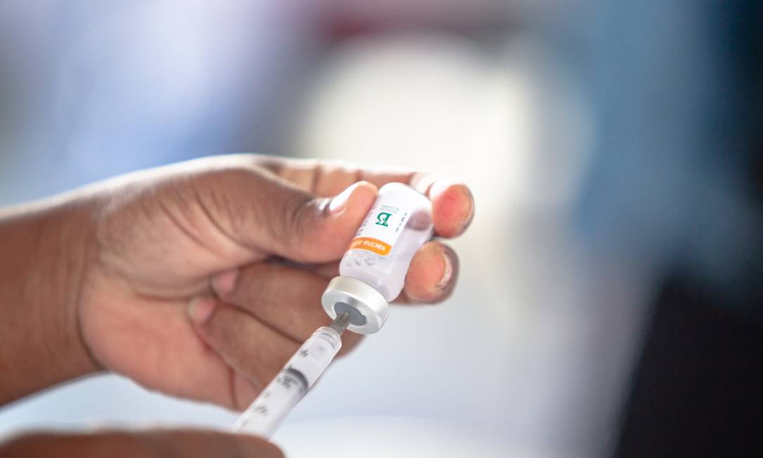 Aplicação da segunda dose da vacina CoronaVac está suspensa em seis municípios Foto: Antonio Molina / Agência O Globo