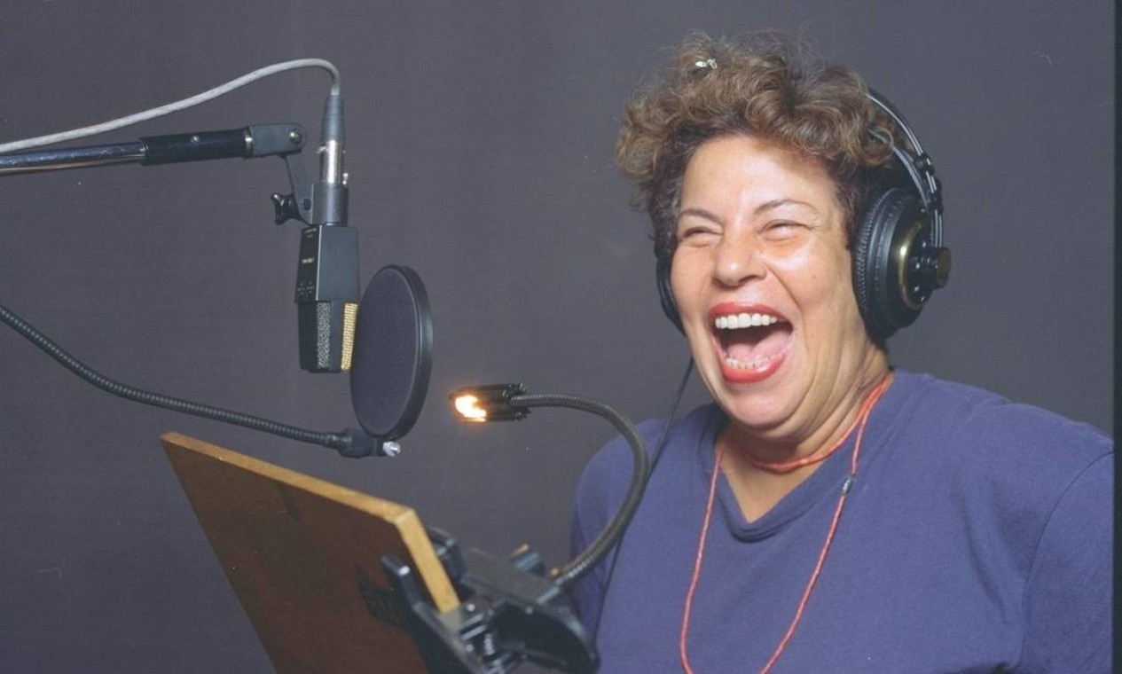 Nana Caymmi canta em estúdio Foto: Christina Bocayuva / Agência O Globo - 11/08/1995