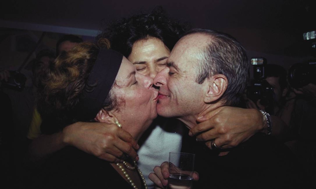 Nana beija Ney Matogrosso no Canecão Foto: Murillo Tinoco / Agência O Globo - 04/06/2001